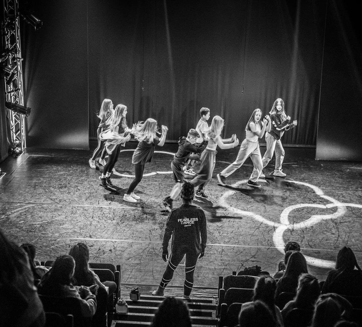 ProjectsDance's tweet image. We’re not a #team because we work together. We are a team because we #respect, #trust, #inspire and #care for each other! Today I looked around our studio at our students and thought “you’re all amazing, I’m so lucky” #thankyou #dance #dancestudio #dancers ❤️