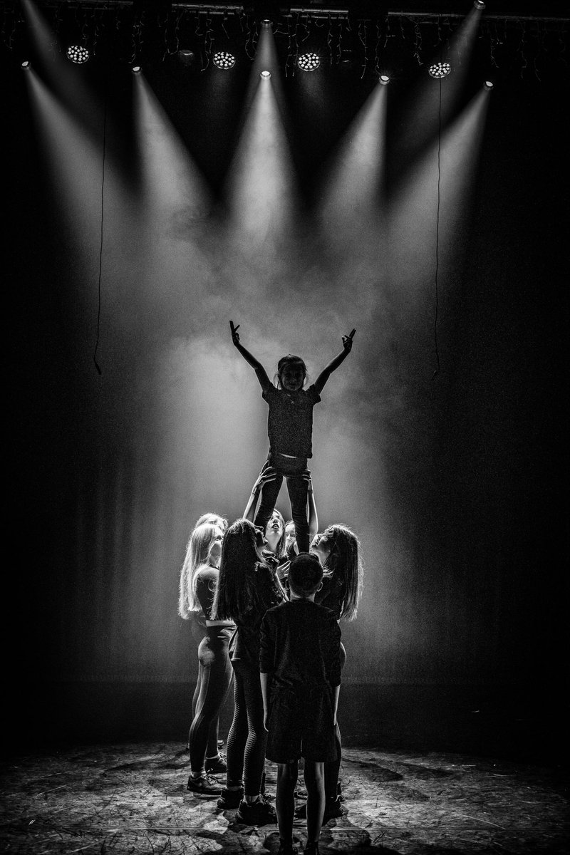 ProjectsDance's tweet image. We’re not a #team because we work together. We are a team because we #respect, #trust, #inspire and #care for each other! Today I looked around our studio at our students and thought “you’re all amazing, I’m so lucky” #thankyou #dance #dancestudio #dancers ❤️