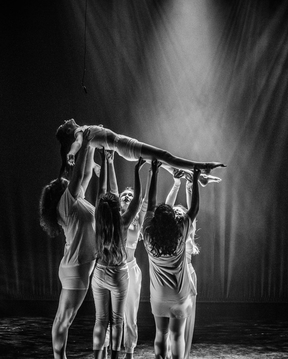 ProjectsDance's tweet image. We’re not a #team because we work together. We are a team because we #respect, #trust, #inspire and #care for each other! Today I looked around our studio at our students and thought “you’re all amazing, I’m so lucky” #thankyou #dance #dancestudio #dancers ❤️