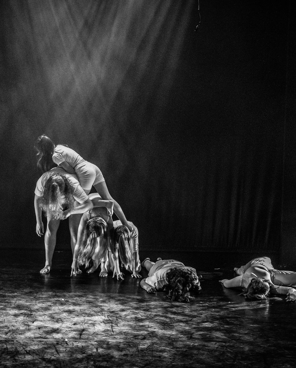 ProjectsDance's tweet image. We’re not a #team because we work together. We are a team because we #respect, #trust, #inspire and #care for each other! Today I looked around our studio at our students and thought “you’re all amazing, I’m so lucky” #thankyou #dance #dancestudio #dancers ❤️