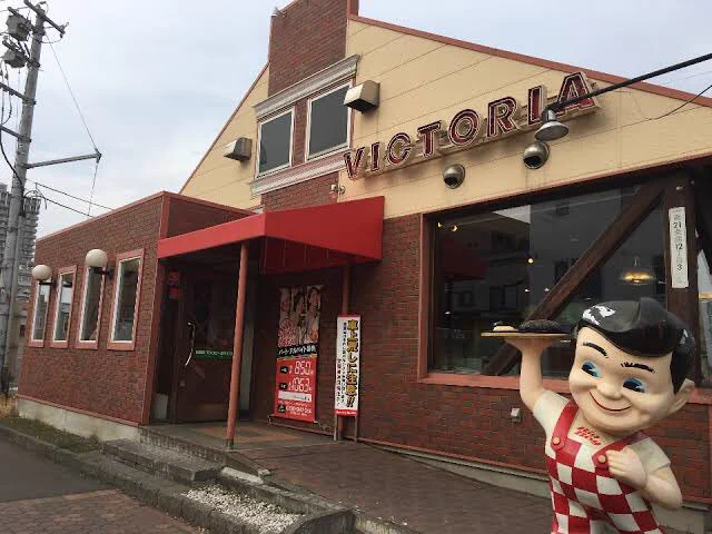 北海道のファミレス「ビクトリア」にあの人形が…！？実は姉弟だった説？！