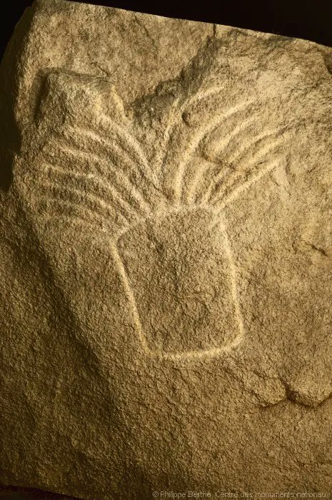 leCMN's tweet photo. Gravé dans la pierre 🖋️
Le cairn de #Barnenez, gigantesque mausolée du Néolithique situé en @regionbretagne, est orné de nombreux motifs symboliques. Par exemple, la hache en forme de triangle évoquerait la puissance destructrice ! https://t.co/fT5ktn2NJx https://t.co/kZgjNve7eY