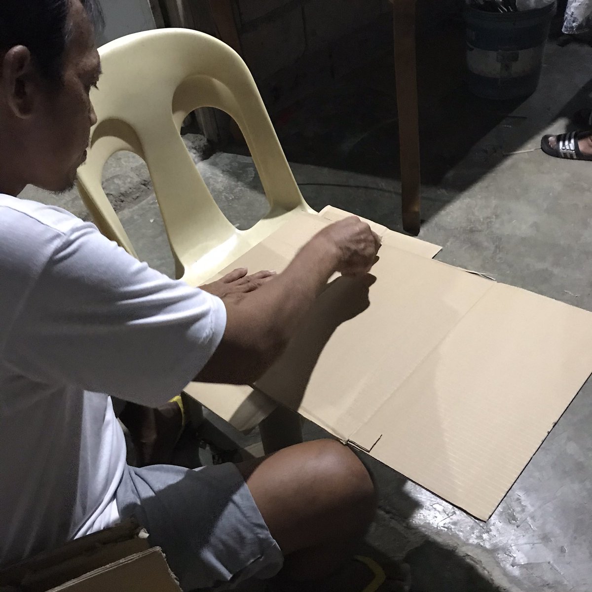 reya_cartz's tweet photo. — to my supporters and my buyers maraming salamat po. My nanay and tatay has been helping me since day 1 in cutting. Last 2020, naoperahan yung tatay ko dahil sa colon, nagchemo, radiation, kailangan rin mag pa ct scan nabaon sa utang, nagsarado rin yung tindahan namin ++ https://t.co/4nfRA3Vcak