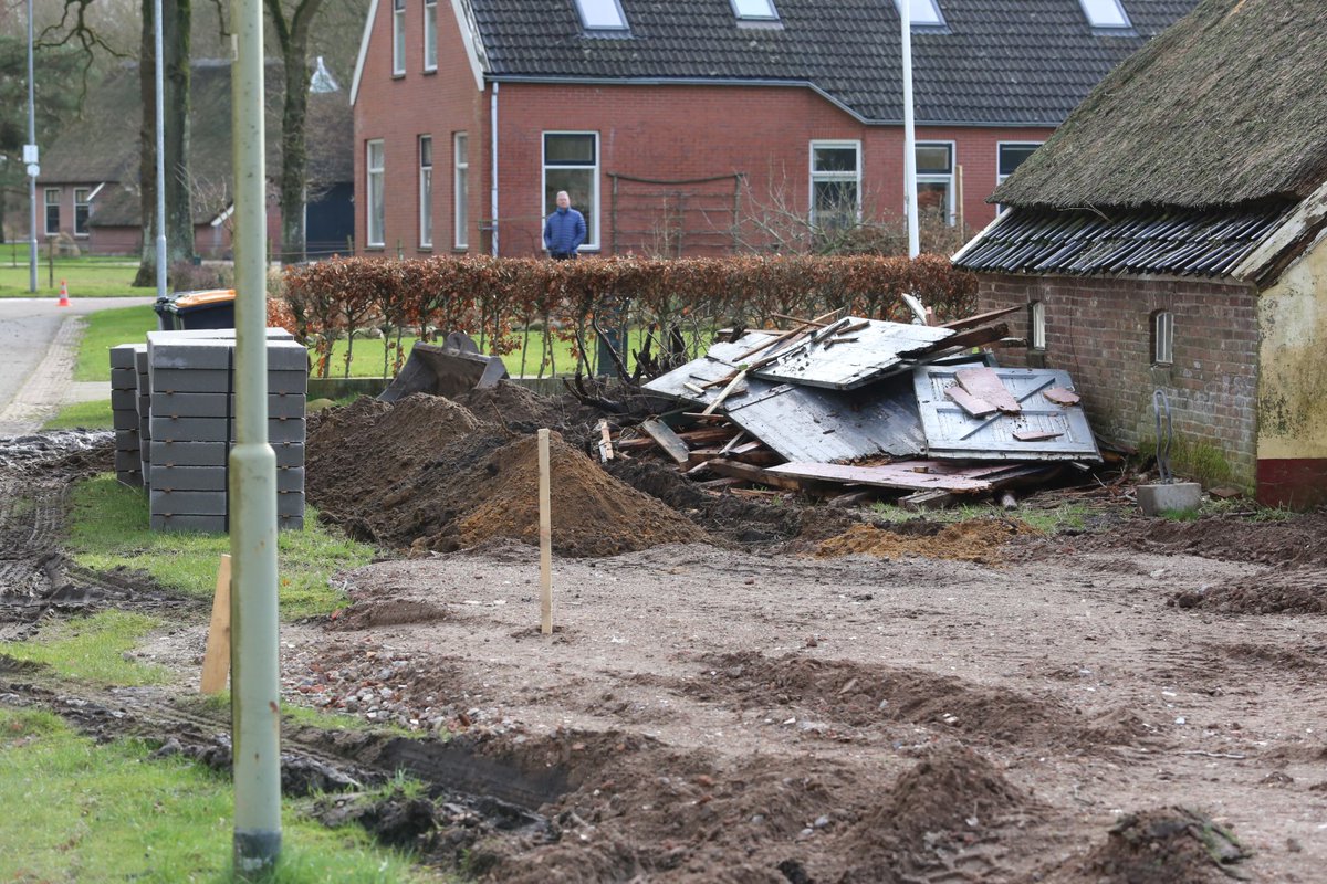 vanoostmedia's tweet image. Gaslek tijdens graafwerkzaamheden in Eext aan de Middenstraat.