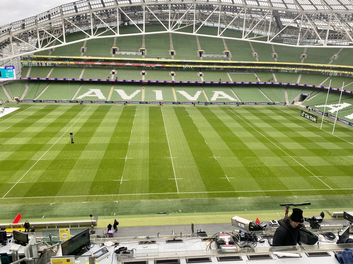 Y swyddfa heddiw. Morus y gwynt yn rhuo yn Nulyn. 🌬 🌧 

Iwerddon v Cymru yn fyw am 1:30 ar @bbccamplawn <a href="/BBCRadioCymru/">Radio Cymru</a>