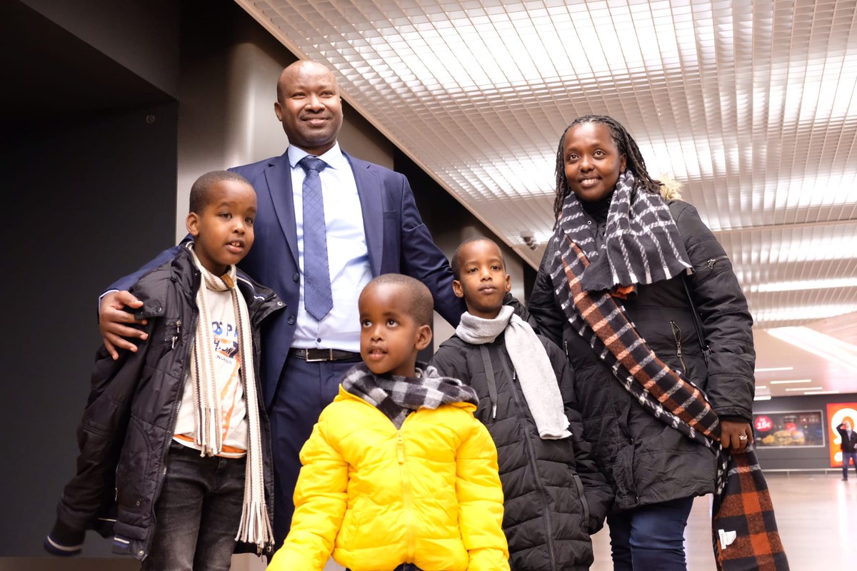 RukukiG's tweet photo. #Bruxelles:Instants mémorables de retrouvailles avec ma chère famille après 4 ans d’emprisonnement injuste suite à mon travail de défenseur des droits humains au Burundi, merci encore à mes nombreux soutiens, Dieu soit loué. https://t.co/AlTZtgqWwo