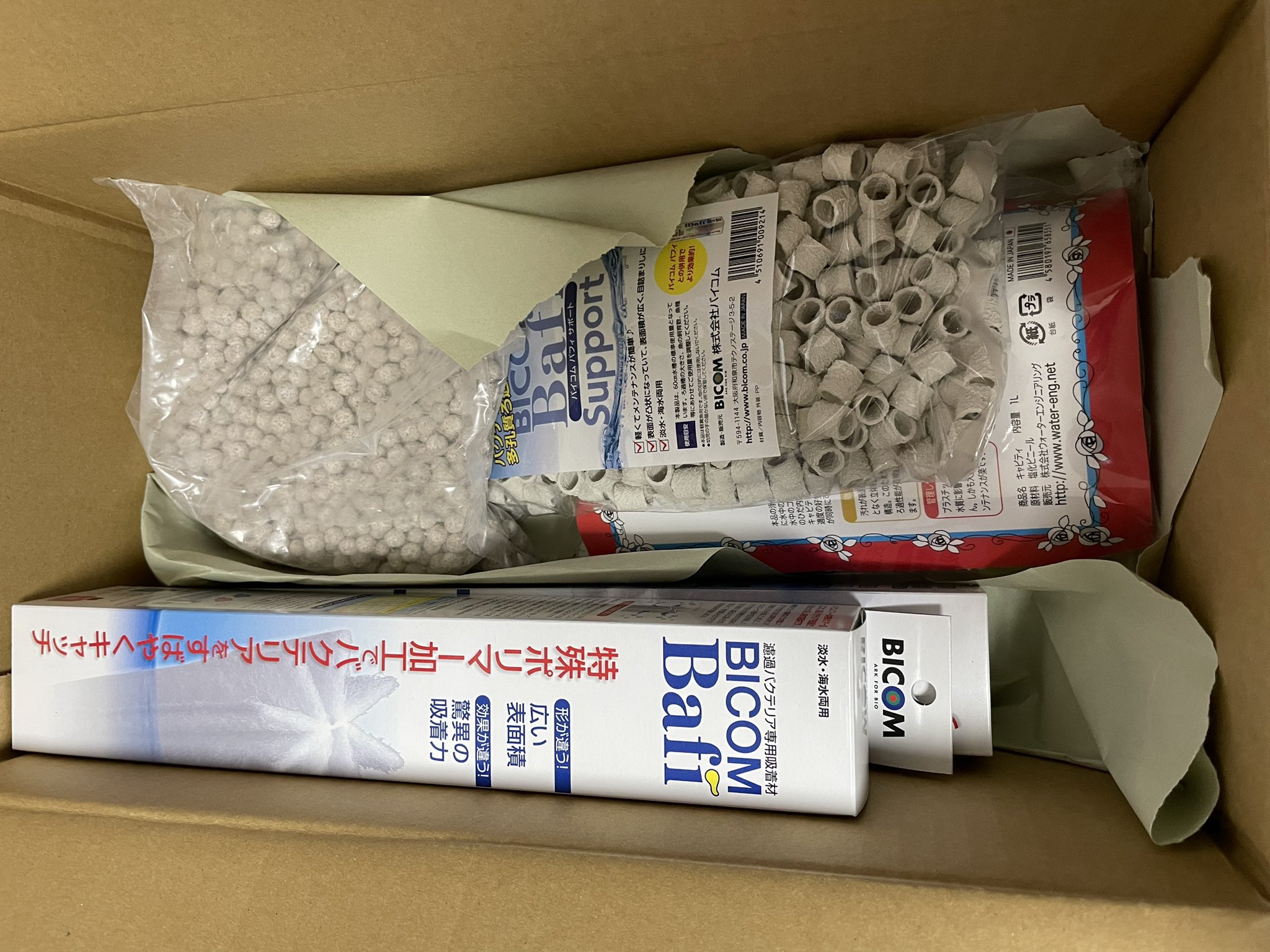 アフロタコと魚を愛する30代 なんか届いた 良さげな濾過材を購入 とりあえず60水槽で試して調子よければアロワナ水槽にも使おう バフィー バイコムサポート キャビティ サブストラットプロ T Co Ufif2b1oes Twitter