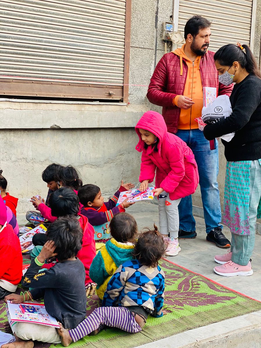 UrjaShrot's tweet photo. Each helping hand is one more step upwards to there future. Special Thanks to Mr. @RovinWalia for bringing the smile on these innocent faces.
#urjashrot https://t.co/OYpLq5VyZB