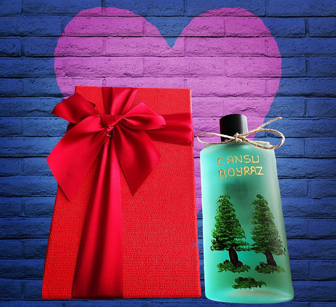Sevgililer gününe özel hediye paketli, ressam çalışmalı kişiye özel hediyeler ile sevdiklerini sen de mutlu et 🎁 #SevgililerGünü #hediye #hediyeönerileri #kişiyeözel