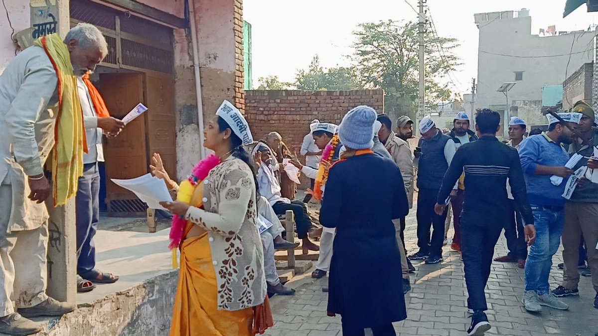 Aap Ranu Nigam (@nigam_ranu) on Twitter photo आम आदमी पार्टी प्रत्याशी प्रहलाद चौधरी जी के प्रचार में छाता विधानसभा मथुरा में। <a href="/SabhajeetAAP/">Adv.Sabhajeet Singh</a> <a href="/VanshrajDubey/">VANSHRAJ DUBEY</a> <a href="/AAPUttarPradesh/">Aam Aadmi Party- Uttar Pradesh</a> <a href="/SanjayAzadSln/">Sanjay Singh AAP</a> <a href="/AamAadmiParty/">AAP</a> आम आदमी पार्टी प्रत्याशी प्रहलाद चौधरी जी के प्रचार में छाता विधानसभा मथुरा में। <a href="/SabhajeetAAP/">Adv.Sabhajeet Singh</a> <a href="/VanshrajDubey/">VANSHRAJ DUBEY</a> <a href="/AAPUttarPradesh/">Aam Aadmi Party- Uttar Pradesh</a> <a href="/SanjayAzadSln/">Sanjay Singh AAP</a> <a href="/AamAadmiParty/">AAP</a>