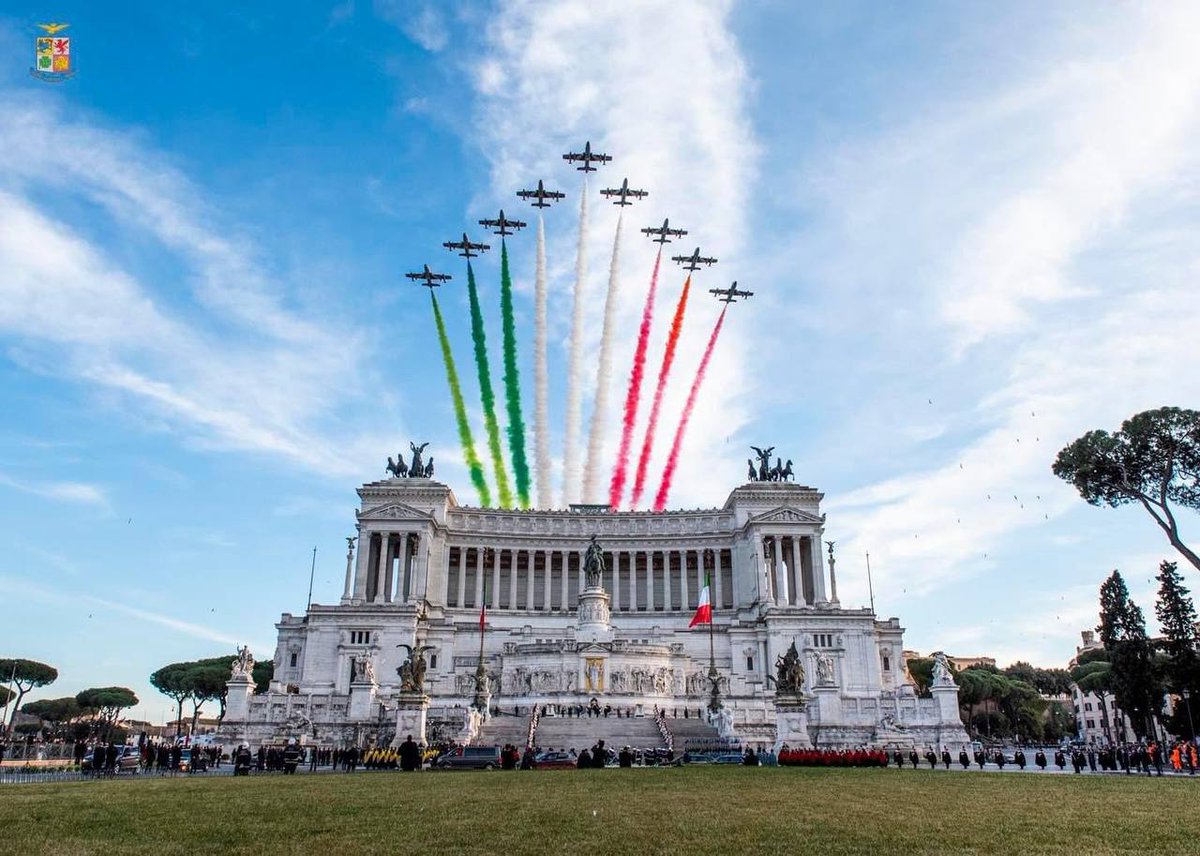 assoaeroarma's tweet photo. Il #sorvolo delle Frecce Tricolori sull’Altare della Patria, in occasione della deposizione della corona d'alloro al sacello del Milite Ignoto da parte del Presidente della Repubblica Sergio #Mattarella
#100MiliteIgnoto #Quirinale #giuramento #AeronauticaMilitare #FrecceTricolori https://t.co/zC6KwbF7sQ