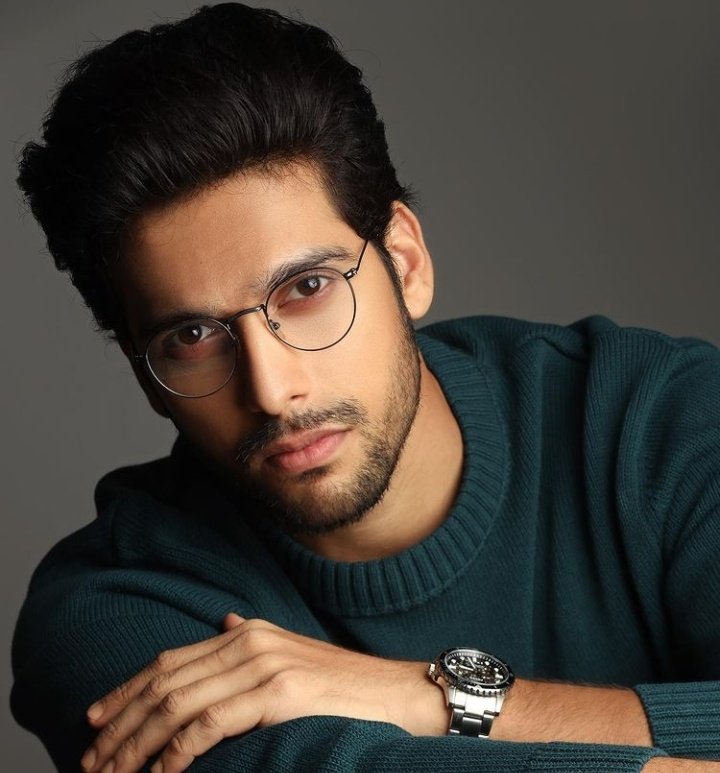 ApnaNewsAayega's tweet photo. Famous actor #SaiKetanRao approached to play the lead opposite new face #SimranTomar who supposed to play the grown up Chikoo in #ChikooKiMummyDurrKei!!!!!

@starplus #MehendiHaiRachneWaali 
@ApnaNewsAayega https://t.co/KYHrzTLcVK