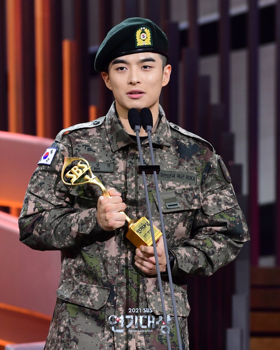 forsonsangyeon's tweet photo. #SonSangYeon accepting his best new actor award in military uniform during #SBSDramaAwards2021! 🏆💫

he enlisted on november 8, 2021 and he surprised everyone on this appearance during new year's eve :")

#손상연 https://t.co/Rpvo3paqLu