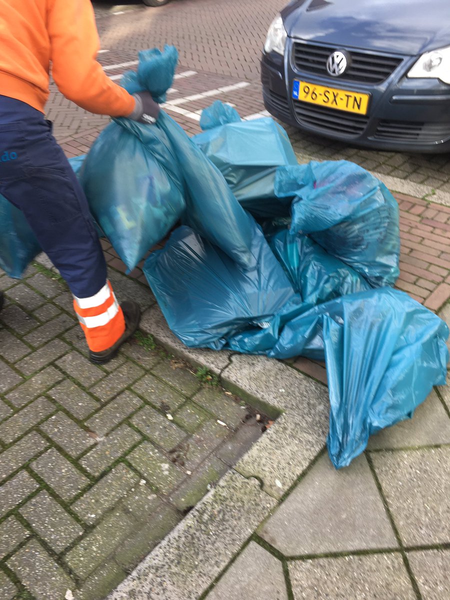 AnnebethWilton's tweet photo. Vandaag weer de handen uit de mouwen steken, ditmaal in mijn eigen buurt: De #Gorzen @schiedam_nl
Samen met de wijkbewoners 👍🏻, @JStichting, een aantal bootvluchtelingen en politieke collega’s.
En natuurlijk @IradoNL
Dank @SchiedamVVD @FractieAOV @D66Schiedam @CDASchiedam https://t.co/RjWOLyBrKz