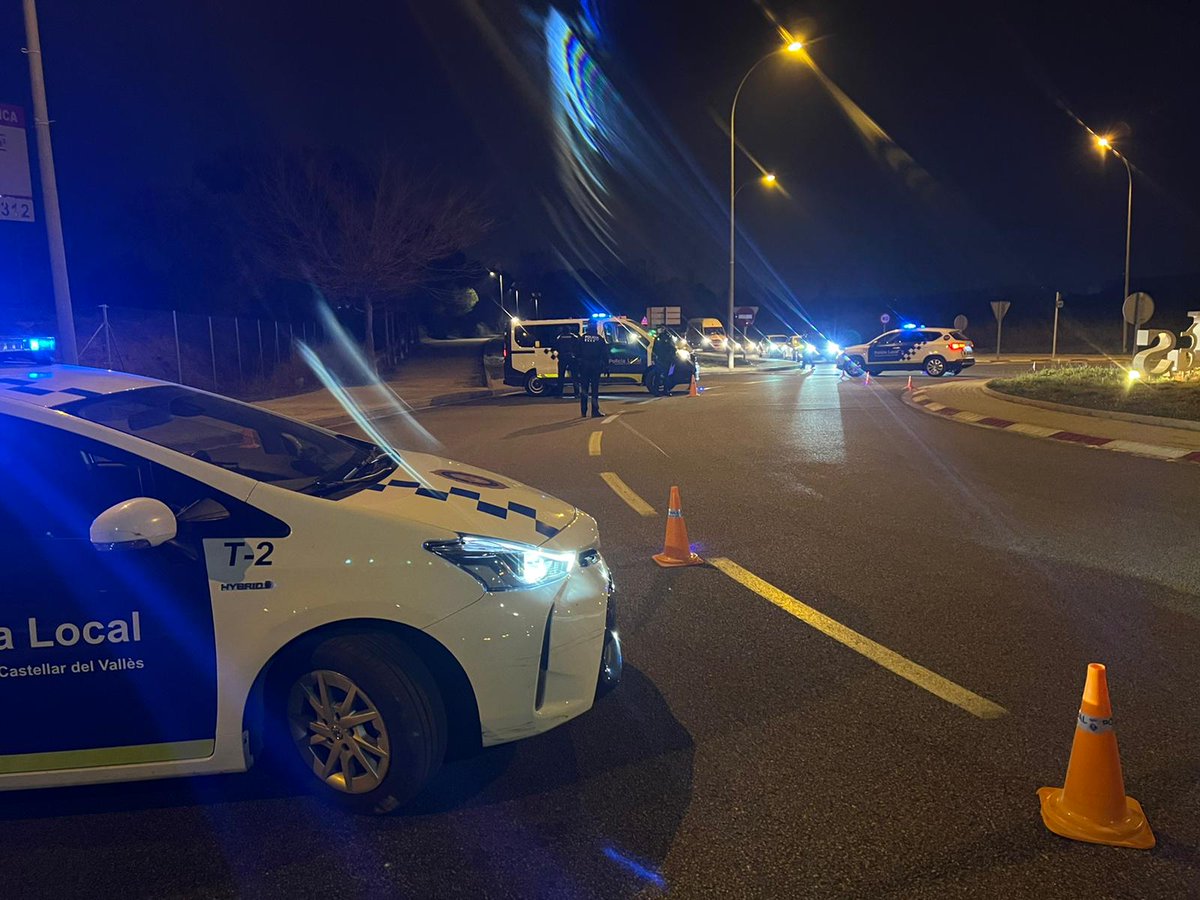 🚔 Aquesta nit hem realitzat un control a la carretera de Sabadell, amb testos d'alcoholèmia i registres de seguretat ciutadana.

🚨 El dispositiu s'ha dut a terme conjuntament amb les #policieslocals de Caldes, Sentmenat, Santa Pepètua, Sabadell i Sant Quirze i <a href="/mossos/">Mossos</a>