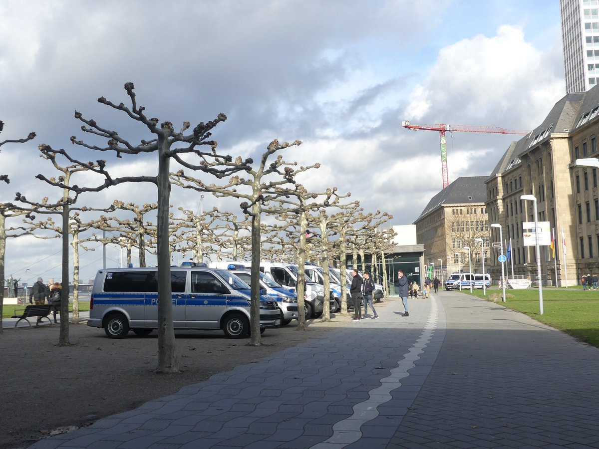 Demoinfo1's tweet photo. Viel Polizei heute vor Ort….  #dus0502 https://t.co/mah8Rs1hsA
