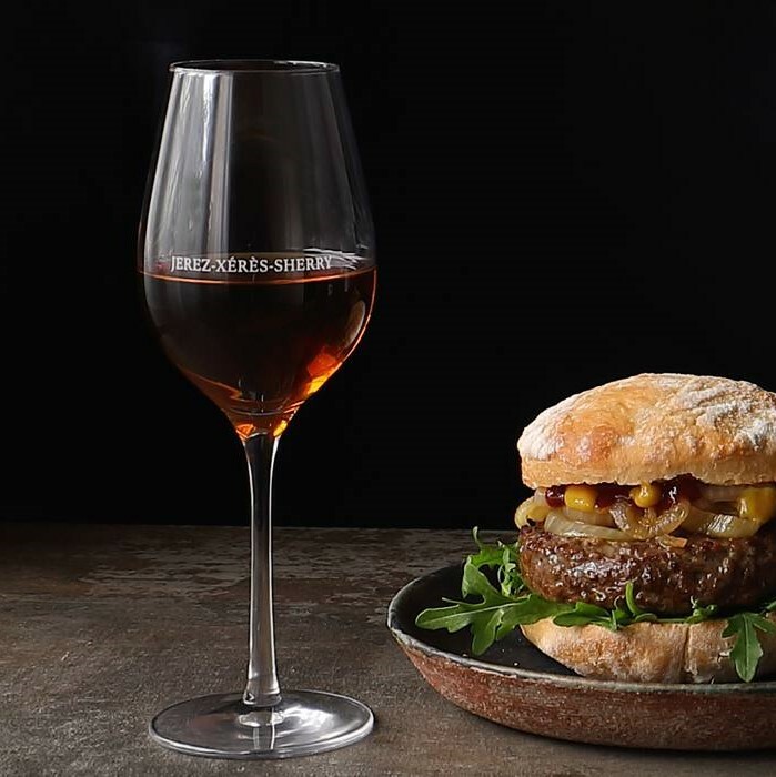 ¡Por fin es sábado!  🎉

¿Aun no sabes cómo celebrarlo? Te damos una idea:
Disfruta de una hamburguesa Gourmet acompañada de Palo Cortado.

La hamburguesa presenta sabores y sensaciones muy diferentes en un solo bocado y el Palo Cortado va a aglutinar todos esos matices.

El …