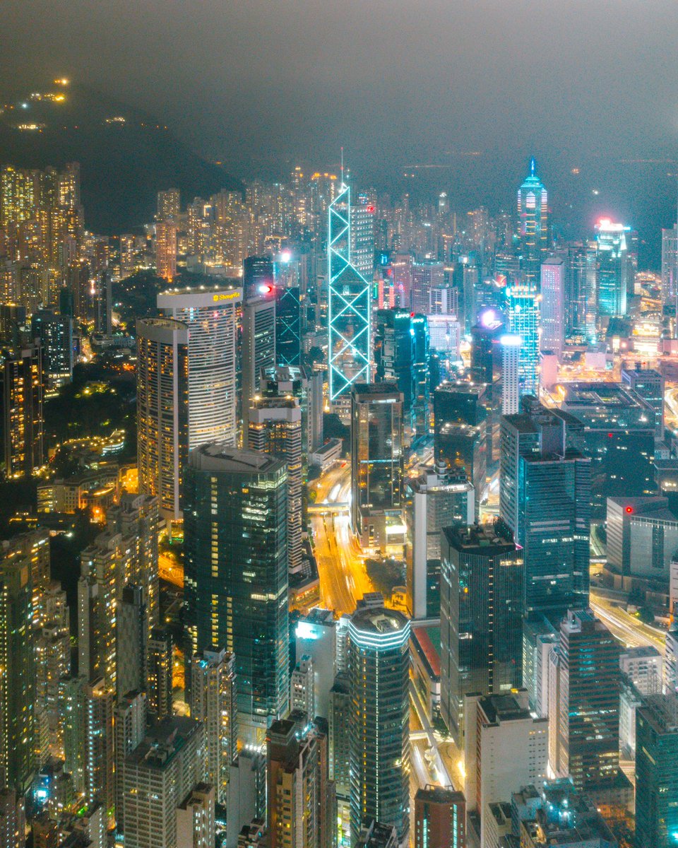 veeceecheng's tweet photo. A very quiet night in the city. Gonna try to capture and edit more night photos! #hongkong #dronephotography https://t.co/d81XvVWMeC