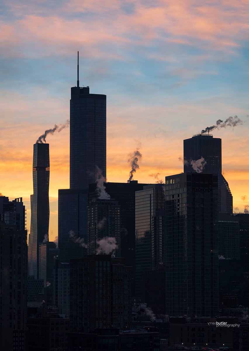 barrybutler9's tweet photo. Candles In The Wind.   Saturday morning with single digit temps in Chicago.  #chicago #news #ilwx #weather #chiberia #eltonjohn https://t.co/0FtNudHcQf