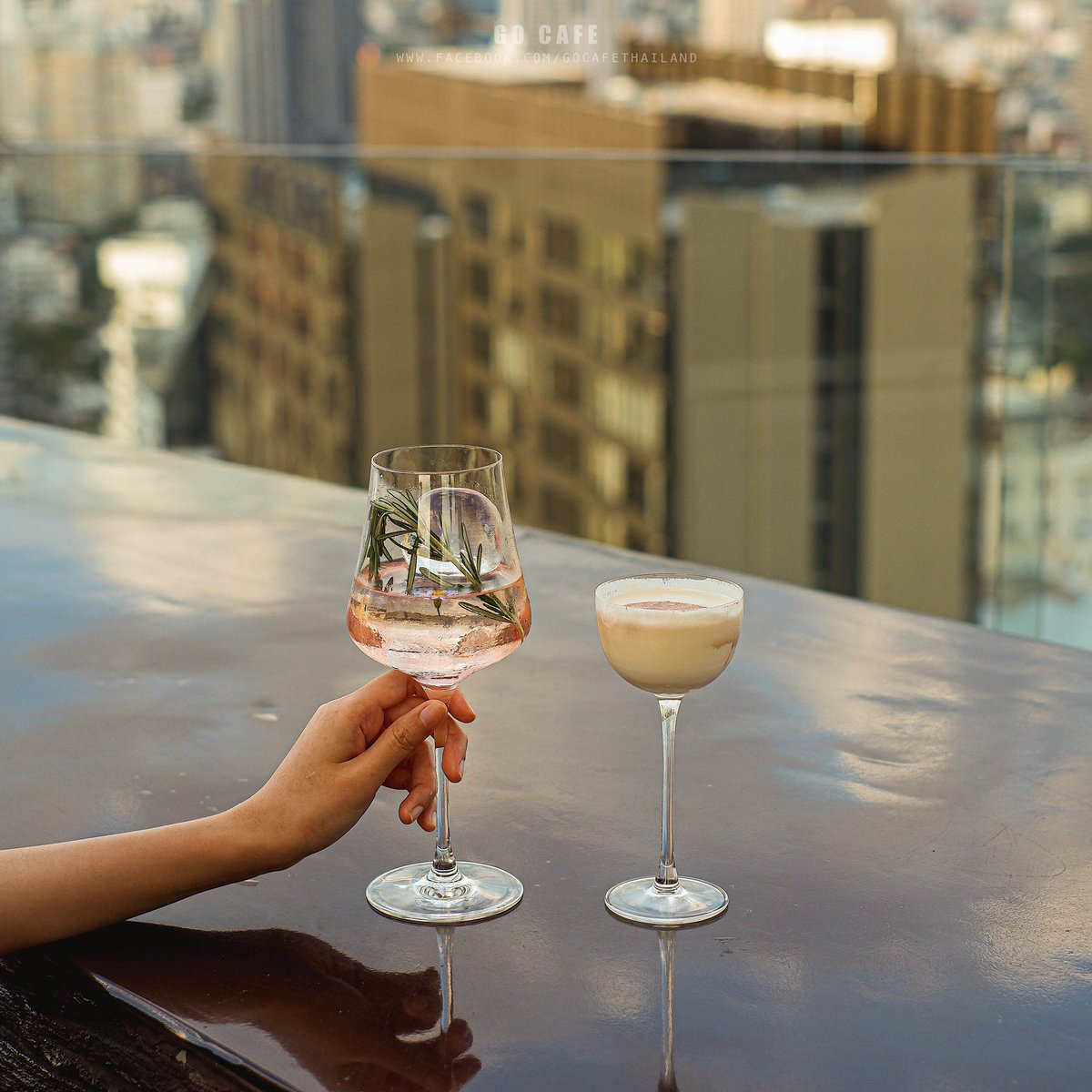 gocafethailand's tweet photo. #Rooftopวิวหลักล้านชั้น46ย่านทองหล่อ
ใครที่เป็นสายชิลล์ ต้องห้ามพลาดกับร้าน Tichuca🍹เรายกให้เป็น Rooftop Bar ที่ปังสุดในตอนนี้เลย ทั้งดีไซน์การตกแต่งร้าน ที่เป็นสไตล์ทรอปิคอล รวมไปถึงบาร์ทรงคล้ายต้นไม้ยักษ์ที่โดดเด่น สามารถมองเห็นวิวเมืองแบบจัดเต็มได้รอบร้านเลย @aroii @Kin24hrs https://t.co/1umH2qj7SF
