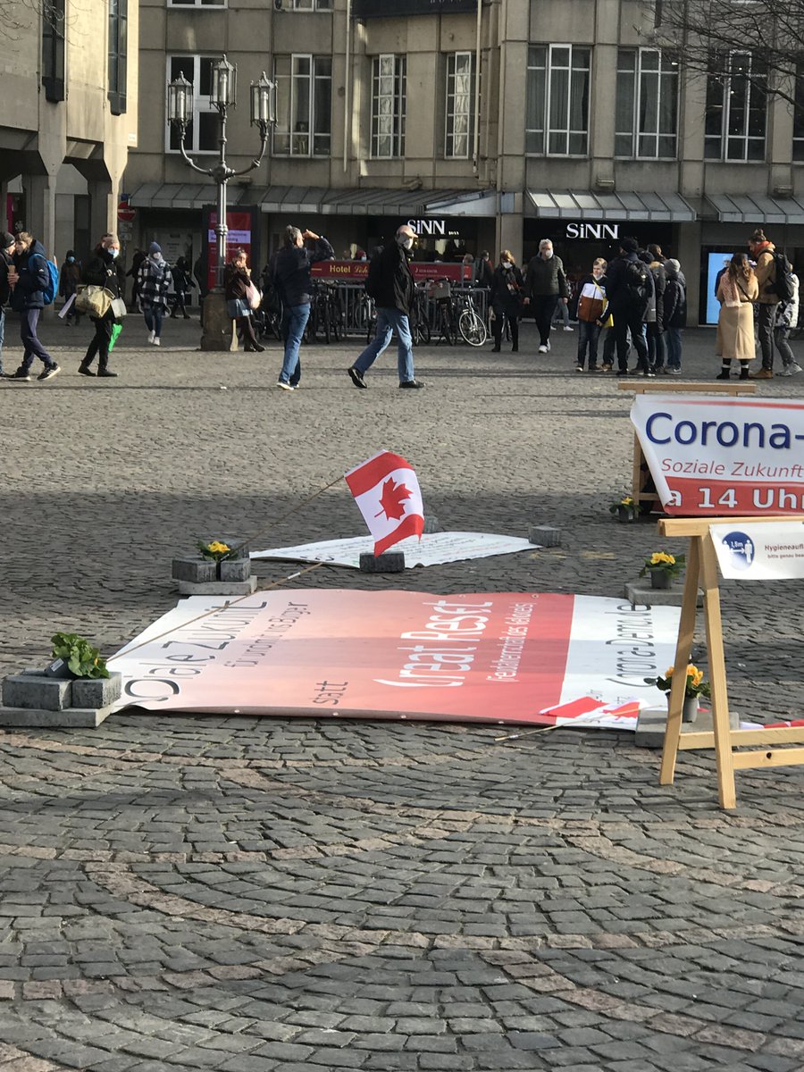🖤❤️ Auch #Bonn #bn0502 #Münsterplatz #Verschwörungsmysthiker #Antisemitismus #FcKGreatReset mit Bezug auf die Ausschreitungen der #Querdenkerhooligans in Canda schwurbelt gequirlte 💩 #Volksverhetzung <a href="/Report_Antisem/">Recherche-& Informationsstelle Antisemitismus RIAS</a> <a href="/katjadoerner/">Katja Dörner</a> <a href="/polizei_nrw_bn/">Polizei NRW BN</a>