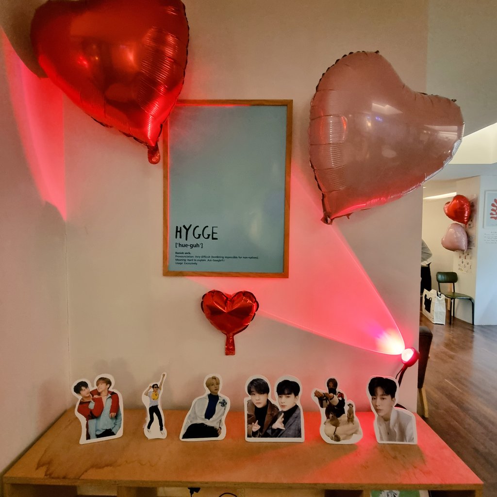 bbbbu0915's tweet photo. 내일부터  생일카페 가시는분들
특전 담을 가방 챙겨가셔야해요  🙂🙃💕

음료드실때 미니 등신대를 
테이블에 가져가셔서 
인증샷 찍는것도 가능합니다🤳 https://t.co/9WdA1UqRSn