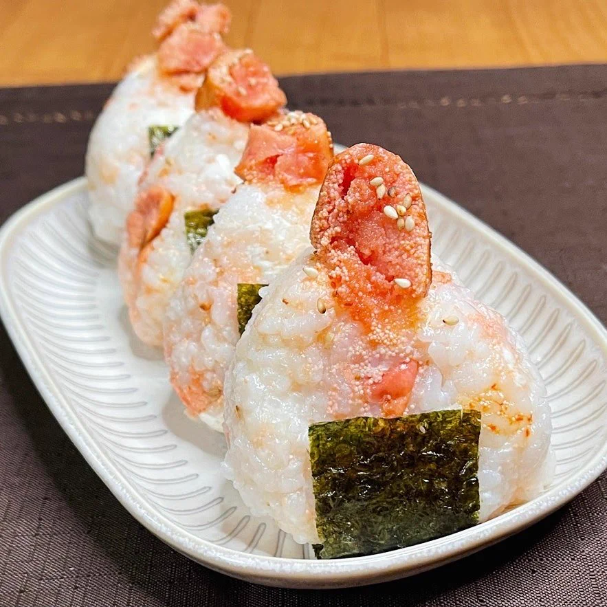 焼いた明太子×おにぎりの組み合わせが美味しそう！贅沢気分を味わえそうな「おにぎり」レシピ！