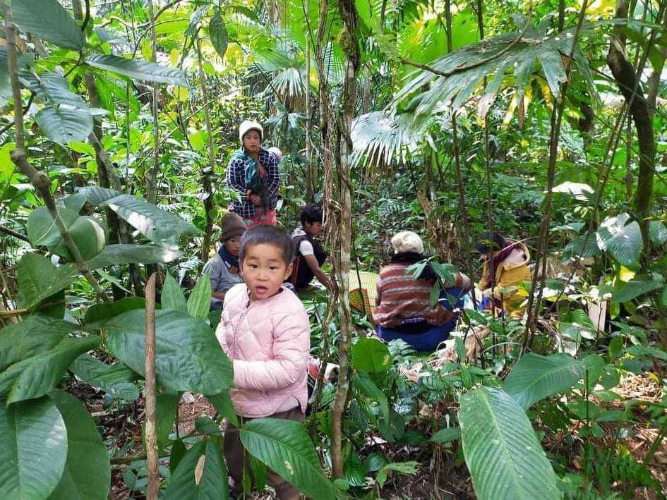 ydkr153's tweet photo. These photos show the fleeing of the local residents from Swampiyarn and Lonshanyarn villages, Swamprabom tsp, Kachin state due to the bombardment of SAC troop by aircrafts  on Jan 3. #CrimesAgainstHumanity #2022Feb5Coup #WhatsHappeningInMyanmar https://t.co/Id58NuqaAR