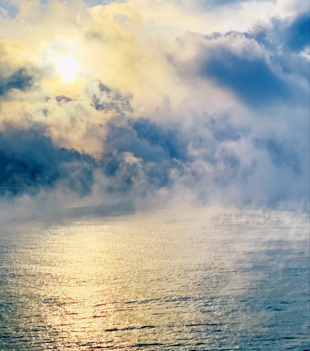 冷たい雲と 暖かい光に包まれて 私は海にいるのか 空にいるのか わからなくなった 今朝のけあらし①