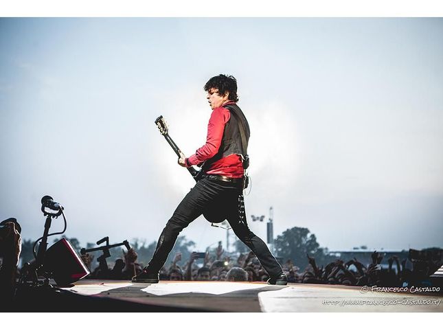 marcoda1975's tweet photo. Il debutto dal vivo dei Green Day in Italia https://t.co/qV0flipSvQ https://t.co/xy4GL8ZwUb