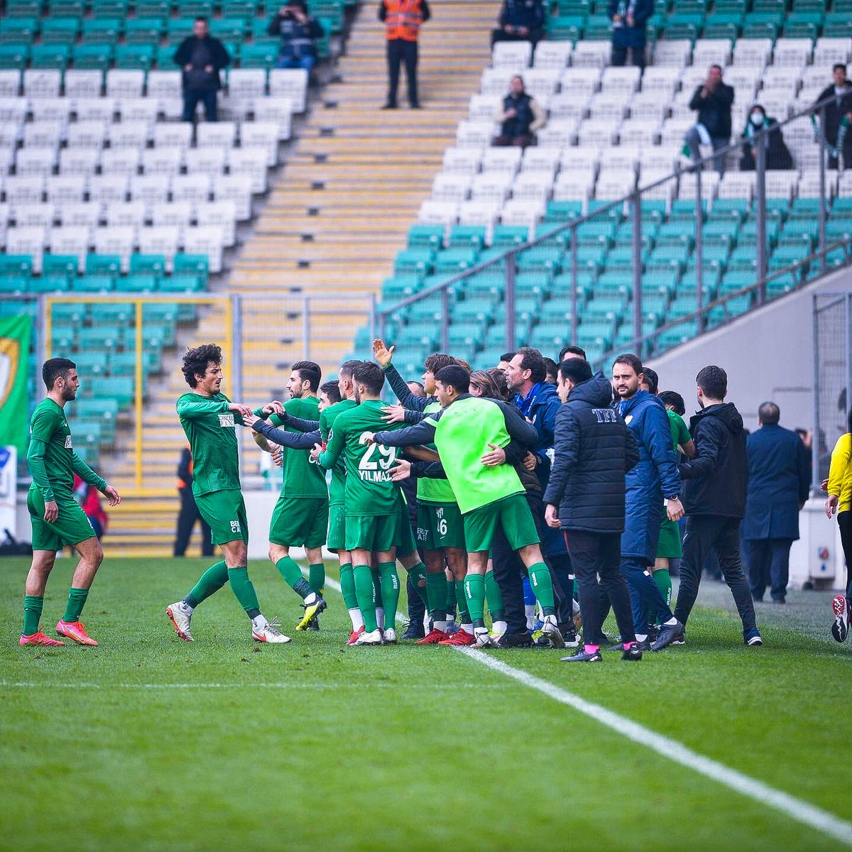 BursasporHb's tweet photo. BURAYA YÜREKLER KONULDU! 💚🤍

#Bursaspor https://t.co/fekK9Ah1rj