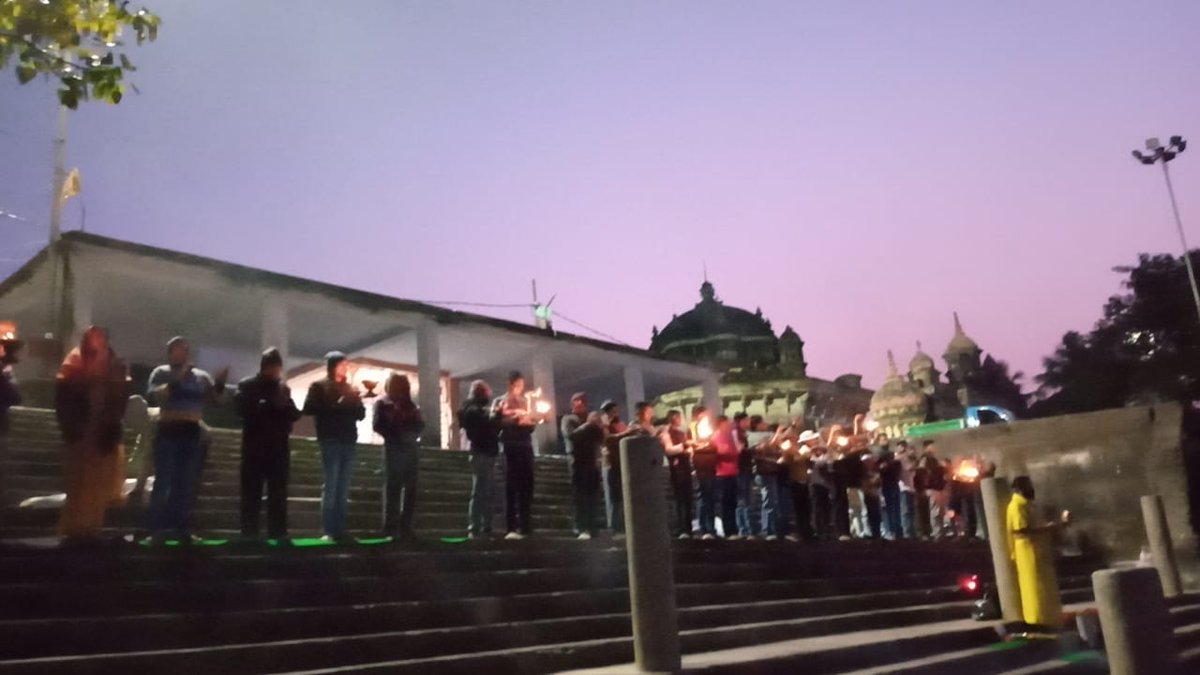 gangajata's tweet image. नमामिगंगे राष्ट्रीय स्वच्छ गंगा मिशन आजादी का अमृत महोत्सव में शांति व्यवस्था @DMbhagalpur और सफाई @bgp_bmc तथा गंगाऋषिकृषिके सदस्य गण बरारी सीढ़ि घाटपर स्वच्छता सर्वेक्षण के बाद हर दिन के तरह श्रीगंगामहाआरती आयोजित किऐ,आयोजक:-पेक ग्लोबल और बालाजी एग्रो,आईऐ स्वच्छता जागरुकता करें