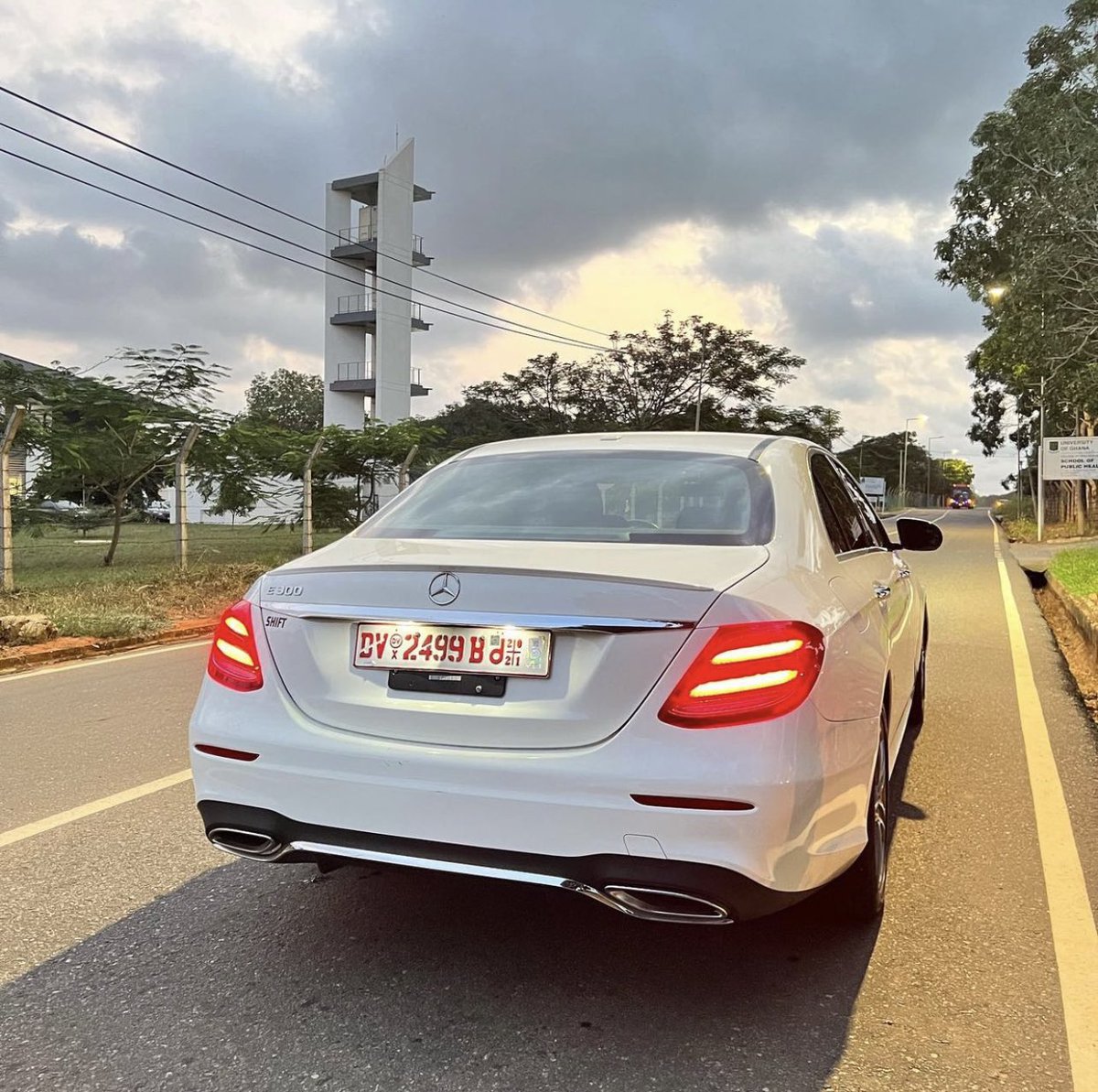 JoeUnchained's tweet photo. ‼️FOR SALE! FOR SALE! FOR SALE‼️

Mercedes Benz E300 
Model: 2019
Pice: $50,000 (negotiable) 
☎️: 0243399393/0543726060

Kindly rt my buyer might be on your TL. https://t.co/mxiMr5wDaa