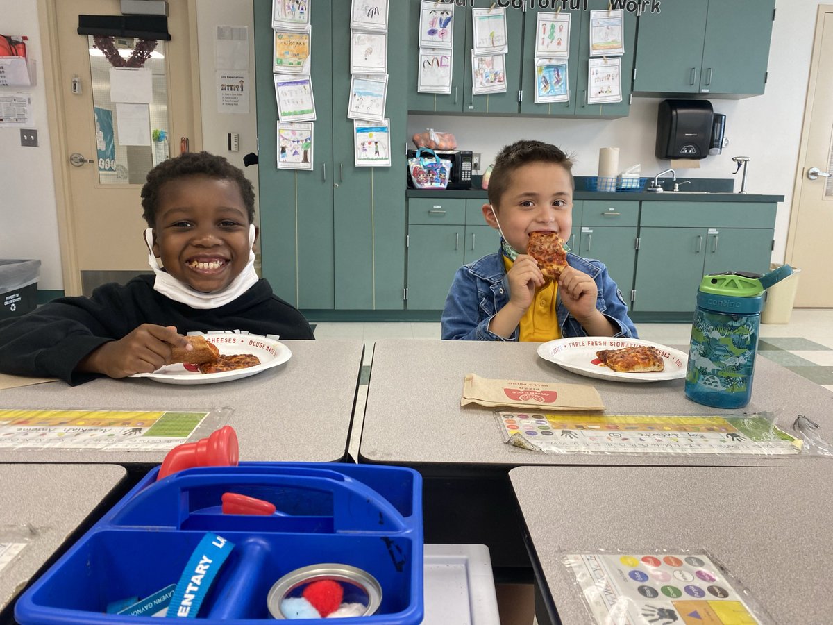 GoldenReadsLGE's tweet photo. Ms. Fernandez and her first grade sea turtles were the first class to earn a 100% pass rate on their iReady instruction. Hard work always pays off! Pizza party to recognize this amazing class for reaching their goal🏆. Way to go, sea turtles! @collierschools @lgeseaturtles https://t.co/fWJqdTxhM4