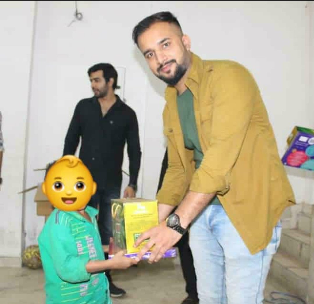 Dazzler_Chauhan's tweet photo. जन्मदिन की हार्दिक शुभकामनाएं @JatinMakol भाई 🎂🎉💐
ऐसे ही समाज सेवा करते रहो 🙏🏼😇
#liveforall https://t.co/4ePkKd2P0I