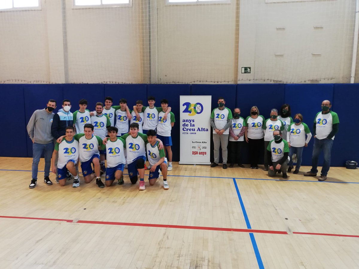 AVLaCreuAlta's tweet photo. Aquest cap de setmana, coincidint amb la setmana central de la commemoració dels #250Anys de #LaCreuAlta, hem estat al Pavelló de #CalBalsach per fer les jornades esportives. Aquest matí amb @CreuAltaBasquet https://t.co/22eWffUmdL