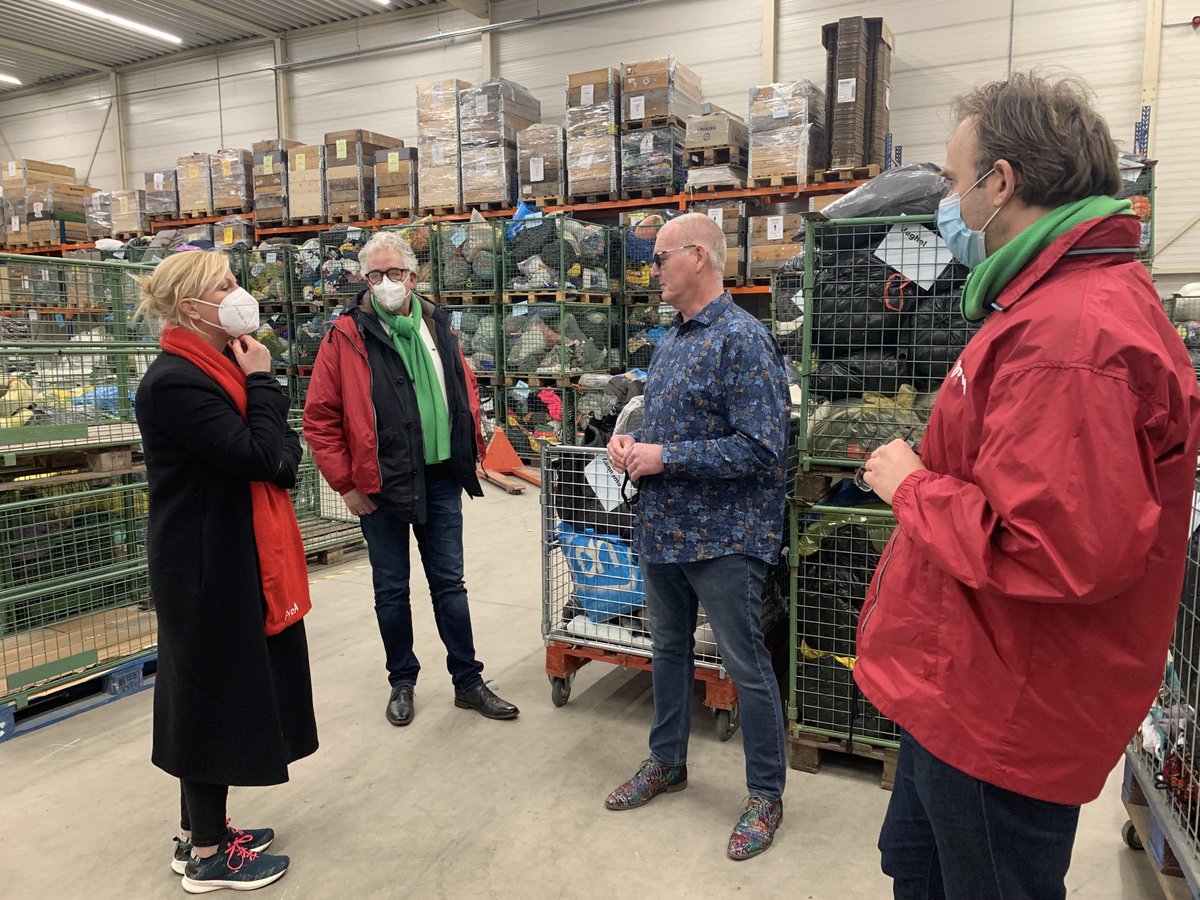 Arnievdv's tweet photo. Bij het textielsorteercentrum van Het Goed in Schijndel gaan groene en rode idealen hand in hand - het biedt werkgelegenheid en is belangrijke schakel in hergebruik van textiel, credits voor #Meierijstad #hetgoed #PvdAGroenLinks Meierijstad https://t.co/YRYjfzlskN