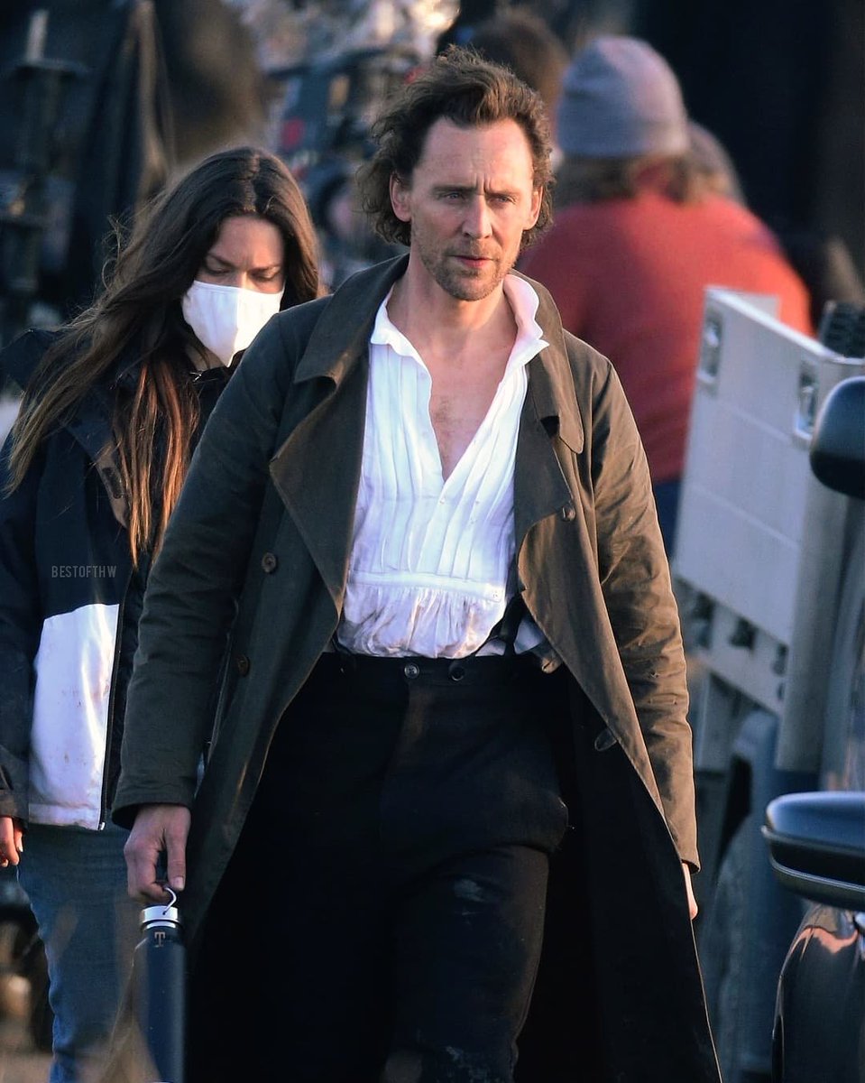 bestoftwh's tweet photo. Tom Hiddleston on the set of The Essex Serpent. https://t.co/sKLVbNrjvq