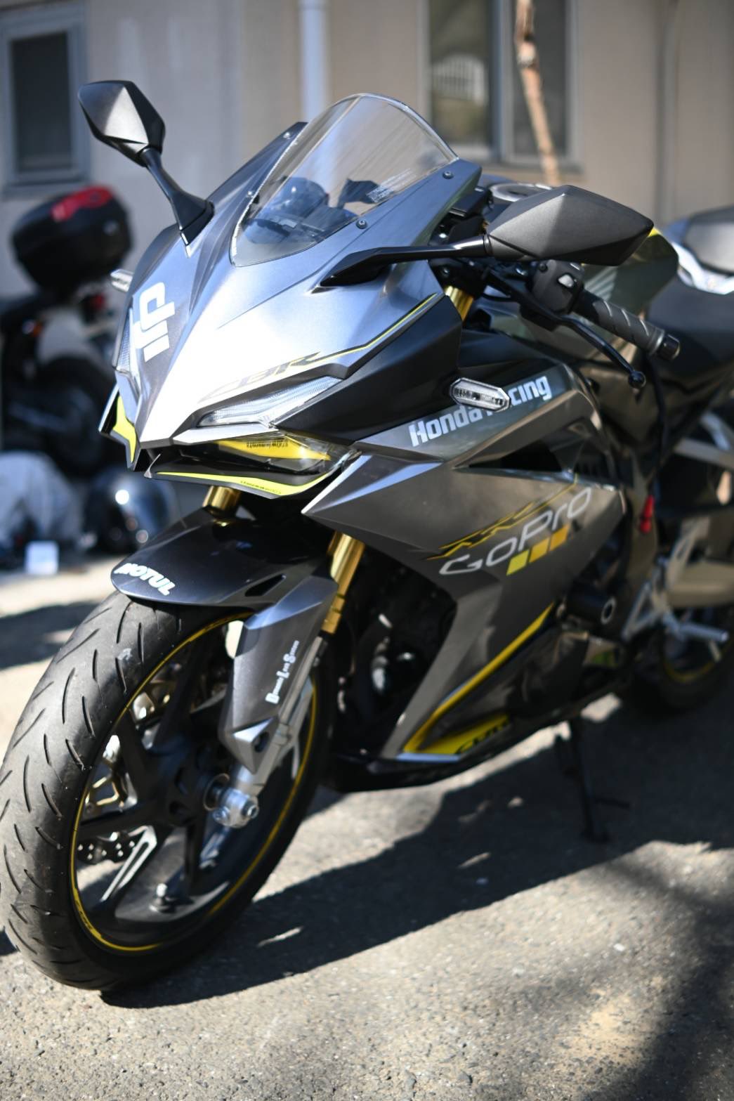 Stonemaker003 本日cbr250rr 17モデル納車されました ゆっくり走るニダボを見たら それは俺かもしれないぜ Cbr250rr バイク好きと繋がりたい ソードシルバーメタリック ステッカーチューンをおまかせでお願いしたら凄いのがやってきた T