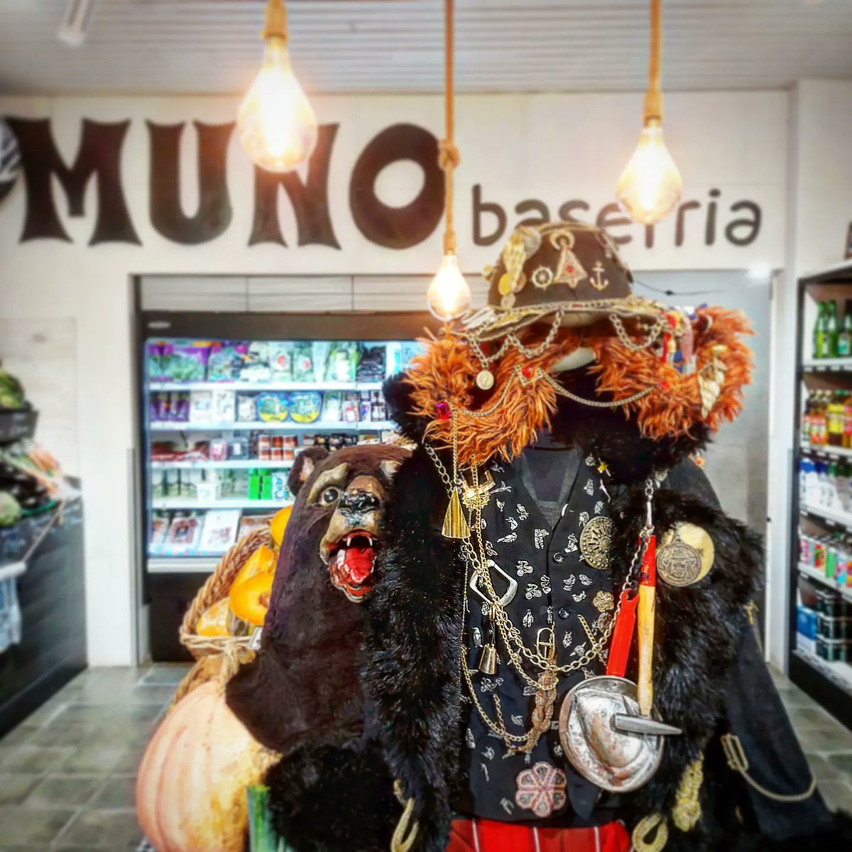 munobaserria's tweet photo. Aurten ere ezingo da baina... poza bihotzean mantenduko dugu!/
Este año tampoco se puede pero... mantendremos la alegría en el corazón! Gracias a la Primitiva Comparsa de Caldereros de la Hungría 1884 por el oso!
#munobaserria #caldereros #kaldereroak #primitivacomparsa #oso https://t.co/DM1cdgXJJP