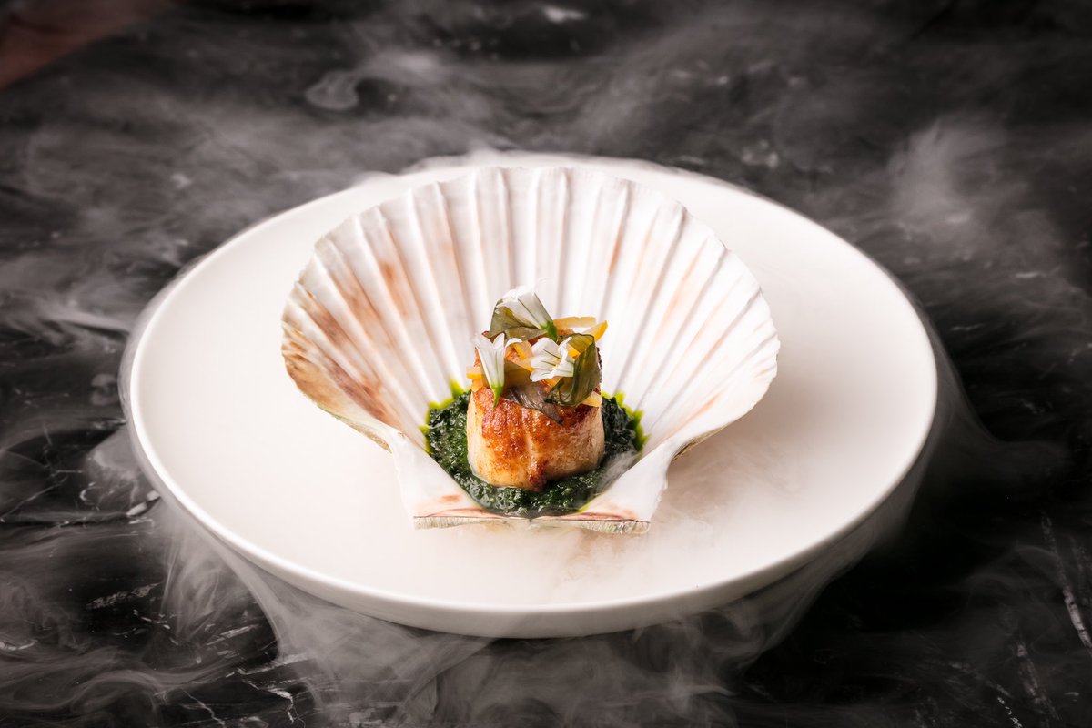A simple stunner this one…

Seared Orkney scallop, seasoned with Unami roe powder, nettle salsa verdé, salted lemon, fermented wild garlic &amp; garlic flower.

📸: @carlabarberphotography 

#powrightinthekisser #flavour #flavour #flavour