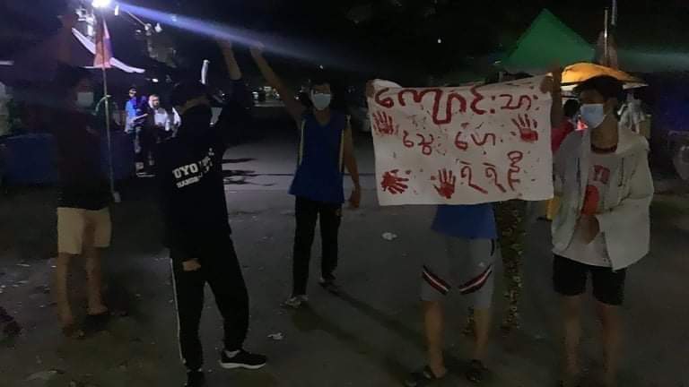 Anti-coup revolutionary guerrilla strike in Yangon's Mingalardon Tsp tonight. 🪧

#2022Feb5Coup #CrimesAgainstHumanity #WhatsHappeningInMyanmar