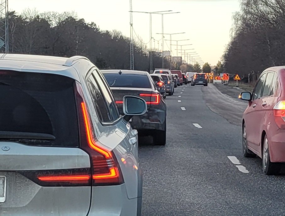 realpgu's tweet image. En vanlig lördag eftermiddag i Västerort. Tack för det @EllevioAB och @Stockholmsstad. Hur länge ska detta kaos få fortgå?

#trafikkaos #vägarbete #projektplanering @mittistockholm @TrafikP4Sthlm @DN_Sthlm