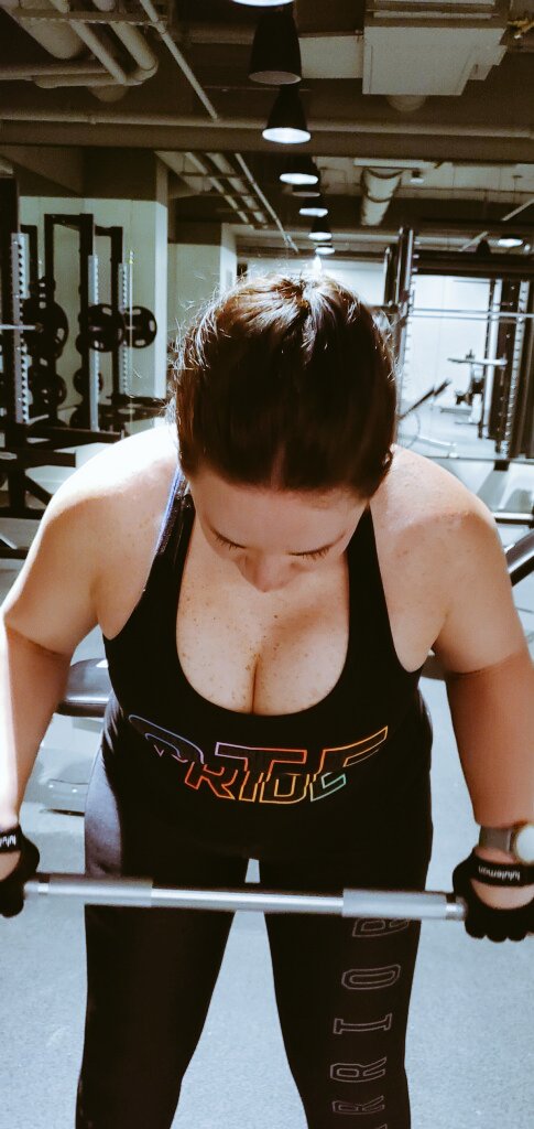 JackiePlatteuw's tweet photo. When I said "can you get a picture of this"....that's not what I meant 🤣

#fridaynightworkout https://t.co/BTZZJDftw9