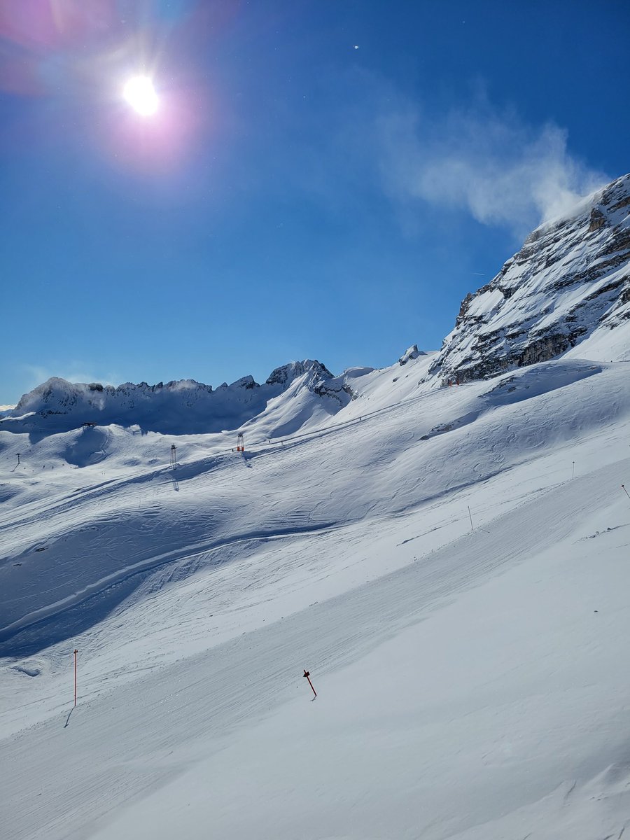 DeniseWX's tweet photo. Simply Ztunning! @SurfSkiWeather you've been on my mind. #Zugspitze #Deutschland #TopofGermany #Winter https://t.co/5rJYdN0njL