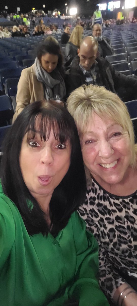 BeanyTweets's tweet image. @JamesBlunt @gavinjames @judygoddin1 @OVOArena Wow, what an incredible start to a show, Gavin, you were awesome, say hi to your dad from us...🤣🤣