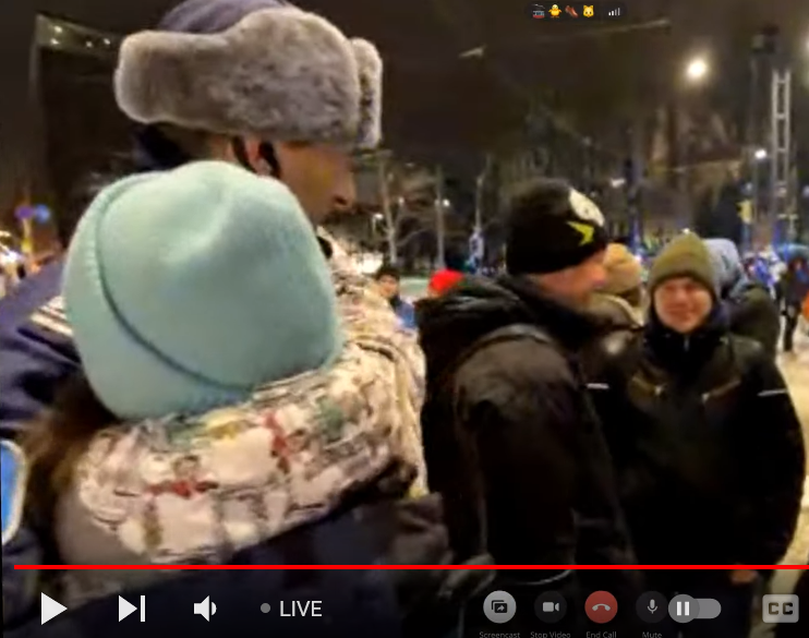 Pitäisikö puhua siitä, että miekkareista vastaava poliisi halailee #convoyfinland2022 osallistujia ja vierailee mm. äärioikeiston tokentube-haastattelussa puhumassa siitä, miten elokapinaan pitäisi kohdistaa enemmän voimankäyttöä?