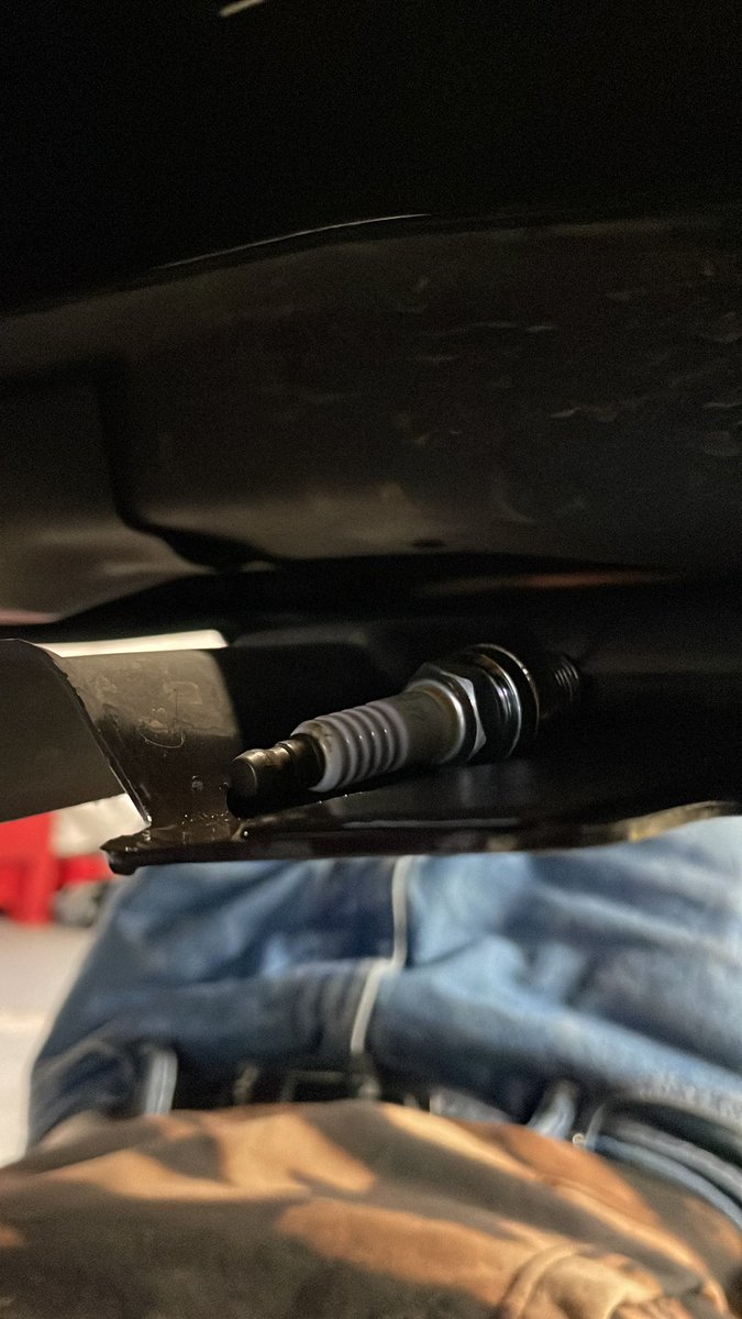 garagequeens's tweet photo. found that spark plug https://t.co/M8iTlL3lwv