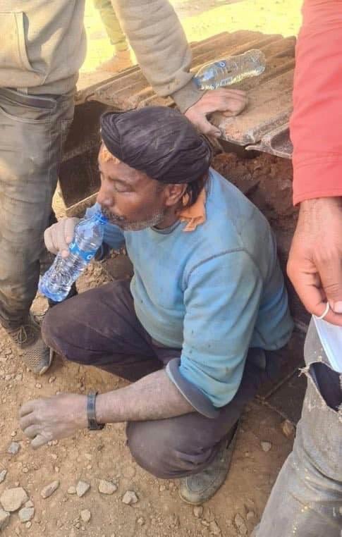 بطل قصة #الطفل_ريان هو "#علي_الصحراوي" رجل عمل طول حياته في حفر الآبار.
قاد فريقا بثلاث شبان أخرين وحفروا الخندق الأفقي بأيديهم لساعات طول  اليومين دون كلل أو ملل.

منذ أول يوم كان جالسا بجانب فوهة البئر بالأعلى، لم ينم ولم يغادر من وقتها.

 #أنقذوا_ريان