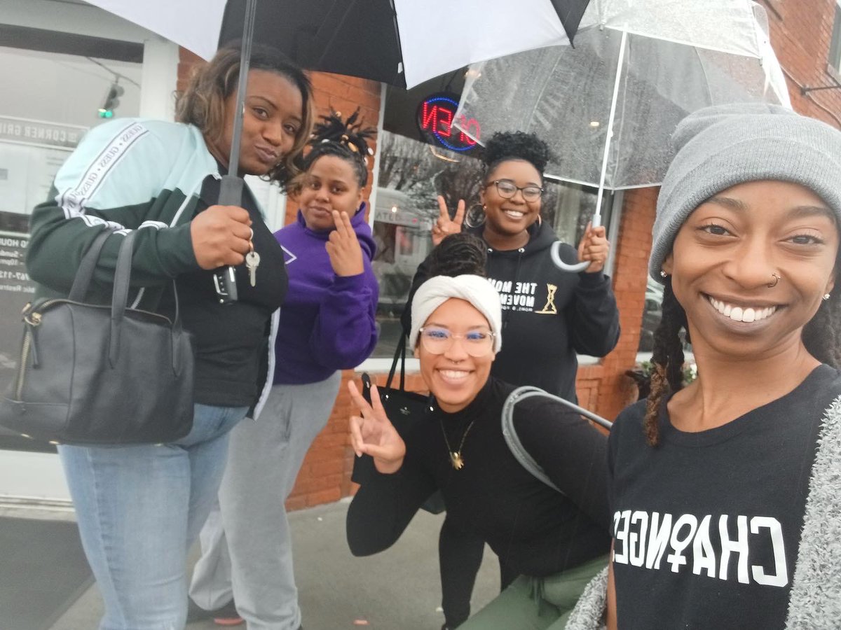 MomBaeMovement's tweet photo. Laughter
Sisterhood
&amp; Empowerment

Enjoy some sunshine on this rainy day with a bunch of boss black women💪🏾 

@mombaemovement we uplift one another to be the best versions of themselves. 

Join us! https://t.co/gwMy2Up5Td